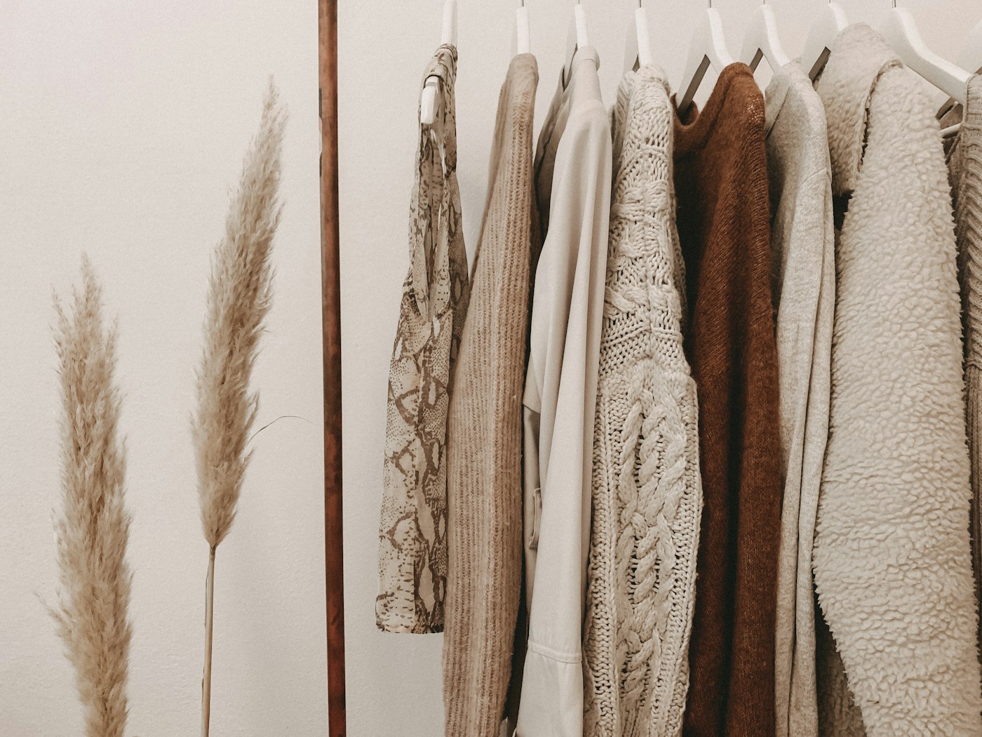 Looks femininos minimalistas da Aura Vestir
